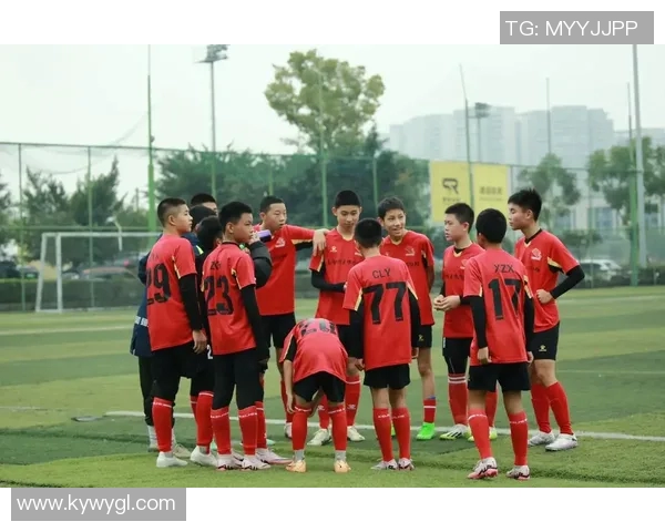 足球明星与孩子们共度快乐时光在绿茵场上尽情挥洒青春梦想