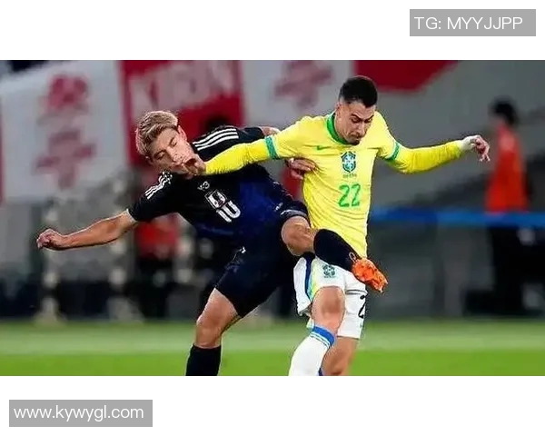 足球明星遭遇蚊子袭击意外受伤引发球迷热议与关注